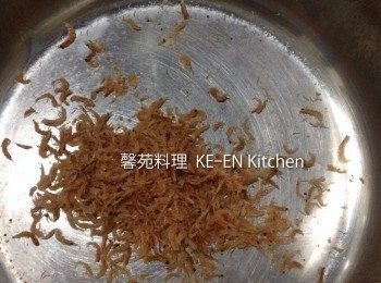 step2: 鍋內先把蝦米炒熱