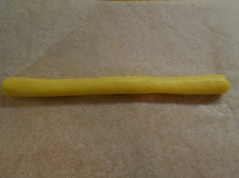 step9: 取黄色麵糰用手掌心搓成一個約直徑1.5cm ，25cm 長的圓柱體，然後用保鮮膜包住放入雪櫃冷藏約半小時。