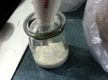 step8: 將打好的忌廉放入唧袋,打圈地唧入器皿內