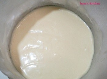 step10: 最後再將拌好的奶油乳酪糊倒入烤模中輕輕震3下,將多餘的氣泡震出後放入烤箱150度烤50分鐘. （烤的過程中烤盤如果水不夠時要再補充熱水進去）