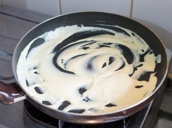 step13: 餡料做法：加入淡忌廉拌勻（使用手動打蛋器）。