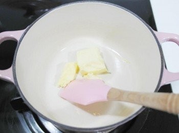 step1: 取一鍋以小火融化奶油~~