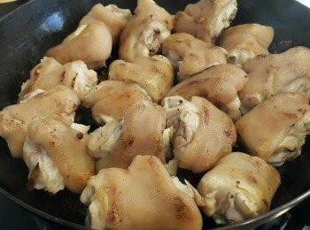 step4: 爆兩邊，特別皮部分，灑上一餅蓋紹興酒