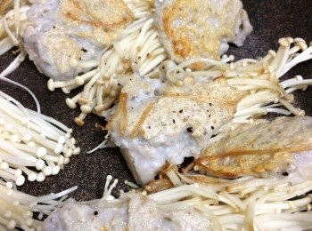 step2: 燒熱油同鑊, 用小火將已釀好魚肉既金菇煎至金黃色