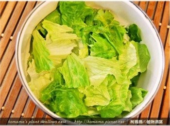 step3: 將萵苣充分洗淨後，直接用手撕成片狀，放置於碗盤中。