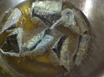 step4: 取出剪刀剪成小片。
鍋內加入適量的炸油，熱油，紫菜一片一片的下鍋油炸