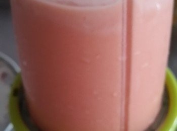 step2: 隔天與無糖優格一起放入果汁機中打勻,就是一杯冰涼冰沙喔