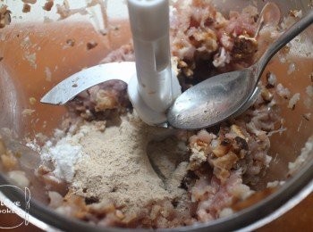 step3: 雞肉及冬菇切碎, 加入<span class="group_2">醃料</span>拌勻後打至起膠