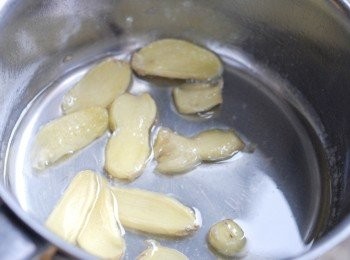 step2: 在小鍋內，加入糖，水及薑片，用中火煮沸，然後轉小火煮5分鐘成糖漿，待涼備用