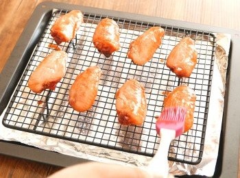 step4: 預熱焗爐至200°C。在烤盤上鋪上錫紙，再放上網架，在網架上掃油。放上<a href="https://bit.ly/3zHU5V3" target="_blank" data-keyword="雞中翼" class="guide-link"><strong>雞中翼</strong></a> <span style="display:inline-block;vertical-align:middle;margin-top:-3px;color:initial;border-radius:3px;padding:2px 3px;font-size:12px;line-height:14px;background:#87d300;color:#fff;">即買</span> ，正面向上，掃上醃料，放入焗爐中層焗 10 分鐘。
