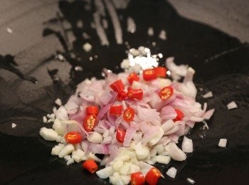 step3: 熱鍋下油爆香<span class="group_2">材料</span>