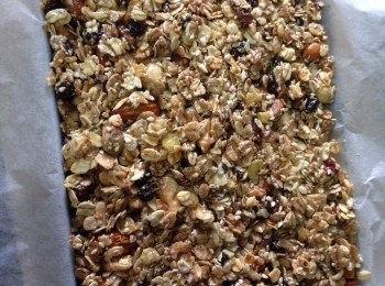 step3: ?出材料在用牛油托著的淺口長方形盤內鋪平壓實