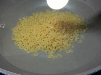 step4: 煮一鍋水,水滾後將通心粉加入大半湯匙海鹽,煮通心粉5分鐘,熄火後再焗約7分鐘