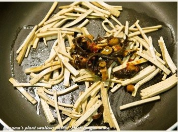 step4: 最後適量放入紅椒麻辣黑菇醬一同翻炒片刻，即可起鍋。