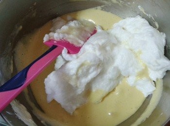 step4: 篩入麵粉及粟粉，拌勻至沒有粉粒即可。再將蛋白分三次加入粉漿內，輕手拌勻即可，不要過份拌勻