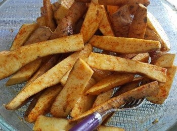 step1: 把黄蕃薯洗淨，連皮切角，把米糠油跟調味混合，均勻於蕃薯角上。