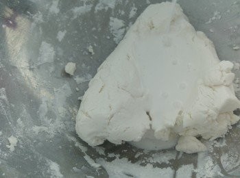 step1: 杞子浸軟備用,將兩種粉混合後加入暖水搓混。