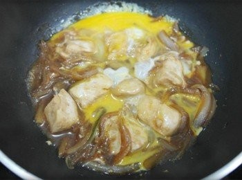 step4: 接著將1顆蛋打成蛋液倒入鍋中~~ 蛋液要半熟或全熟都可以~看個人喜愛囉^^"