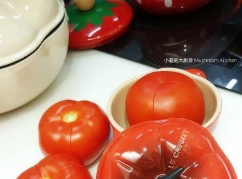 step1: 先將蕃茄界十字, 燒熱水, 直至皮捲起