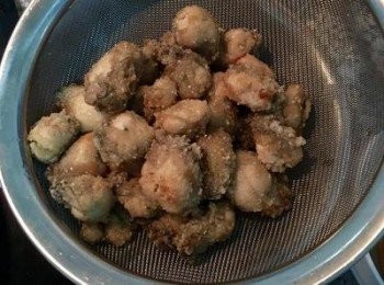 step5: 表面略微金黃後用濾網撈起。