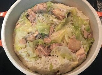 step8: 開鍋蓋，拌開後再鋪勻，試味道調整鹹淡，延鍋邊倒入米酒，再開火煮1-2分鐘讓酒精恢發。