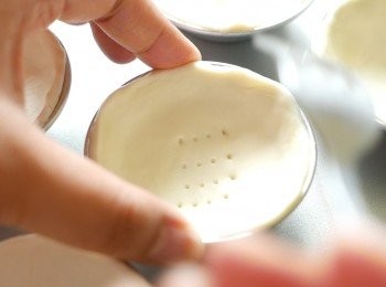 step9: 用叉子在撻皮底部戳些小洞，然後用手指把撻皮與撻模之間的空氣壓出來，最後整理好撻皮邊沿的形狀，愈工整愈圓的話烤出來愈美觀（我做得不太好）。