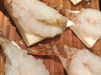 step4: 麵包面和蝦背面掃上蛋白,兩樣材料合拼後蝦面撒上少許鹽。