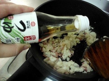 step7: 炒香火腿片後再放入馬鈴薯泥加入<span class="group_1">調味</span>一起攪拌