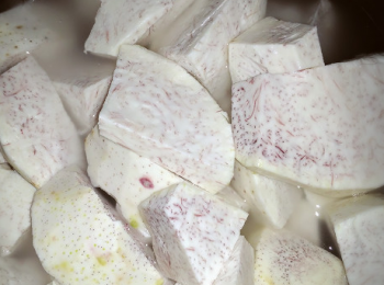 step5: 放入鍋內，加入適量的清水，開小火煮熟。