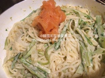 step6: 熄火後利用餘熱加入煙三文鱼拌勻即可。