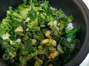 step3: 菜飯最後一步；當水份剛剛收好，飯亦然有少許水泡，便加入白菜，蓋上飯蓋，至飯完全煮好。