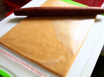 step6: 將麵團將入夾鏈袋中桿平（約0.5公分厚），冷藏至少2小時候取出