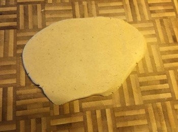 step12: 將一份麵團放在桌上壓成薄片
利用不同模具壓成你所喜歡的形狀
焗爐預熱180度