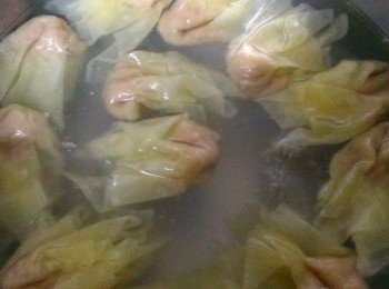step2: 水煮開放入餛飩到浮起即可