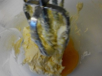 step2: 牛油和糖粉打至奶油状加入蛋黄打至均匀。加入混合好的粉类。