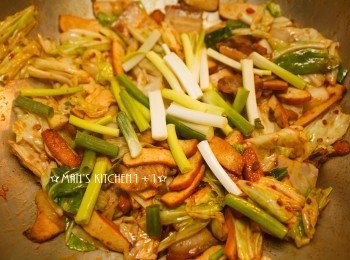 step5: 起鍋前用醬油、糖調味，並加入蔥段拌炒均勻後就完成了。