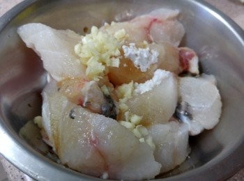 step3: 石斑肉切厚片（約1.5cm厚）， 下<span class="group_2">醃料</span>撈勻備用（ 下所有<span class="group_2">醃料</span>撈勻後最後才下生油）