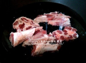 step1: 牛尾 , 豬骨沖洗乾淨 , 放入水中蓋水蓋用中木出水5分鐘