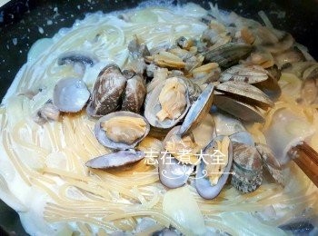 step10: 最後，關火加入蜆用拌勻，上碟後加番荽裝飾即可享用