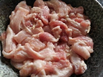 step1: 五花腩切件，用調味料醃 30 分鐘