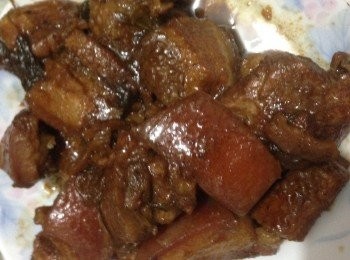 step1: 先將五花腩汆水取出後用豬毛箝拔毛並用豬肉插在豬皮上刺孔，再切成一嚿有皮有肉麻雀咁大的方丁備用，浸洗好梅菜切粒備用