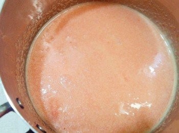 step3: 將奶油,牛奶,醬油和明太子加熱後混合拌勻 （微波或鍋子內加熱均可） ◎加熱到奶油溶化即可