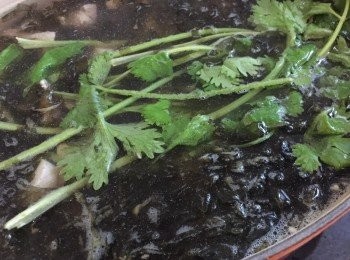 step5: 最後加入芫荽及蔥花滾半分鐘，加少許鹽即成