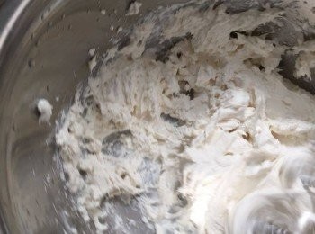 step6: 用打蛋器打匀純素芝士忌廉，