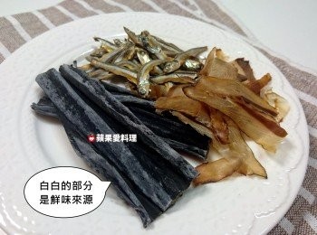 step1: 處理昆布：用乾淨的布（或廚房紙巾）將昆布上的灰塵擦掉（昆布上面白白的部分是鮮味來源，輕輕擦就好，不可太用力，也不要將它洗掉）。