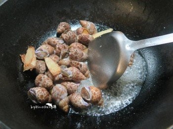 step4: 熱鍋乾煸薑片至金黃.下鳳螺拌炒