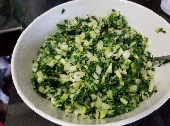 step6: 將白菜用少少油，放入薑蓉爆炒至出水份，用筲箕隔去水份備用