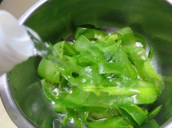 step2: 再用雪凍的食用開水浸起苦瓜一晚待爽脆