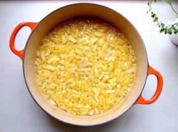 step4: 用中小火煮滾,過程中鳳梨會釋放果汁水份,用勺子將表面的渣末撈除。