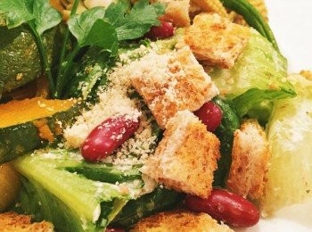 step3: 乳酪凱薩沙拉

(1) 羅馬生菜......半棵
(2) 全麥吐司…… 1塊
(3) 純乳酪 ...... 2湯匙
(4) 紅腰豆……適量
(5) 芝士粉……少許

做法：
step1: 羅馬生菜洗淨切塊，
step2: 全麥麵包放入toaster 烤成吐司，切粒，
step3: 加入紅腰豆、羅馬生菜拌勻純乳酪，撒上吐司粒及芝士粉即可。